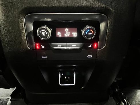 Used 2025 Chevrolet Suburban Premier AWD/4WD image 21