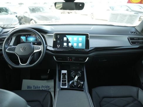 Used 2025 Volkswagen Atlas Cross Sport SE image 17