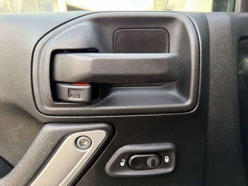 Used 2017 Jeep Wrangler Unlimited Rubicon image 15