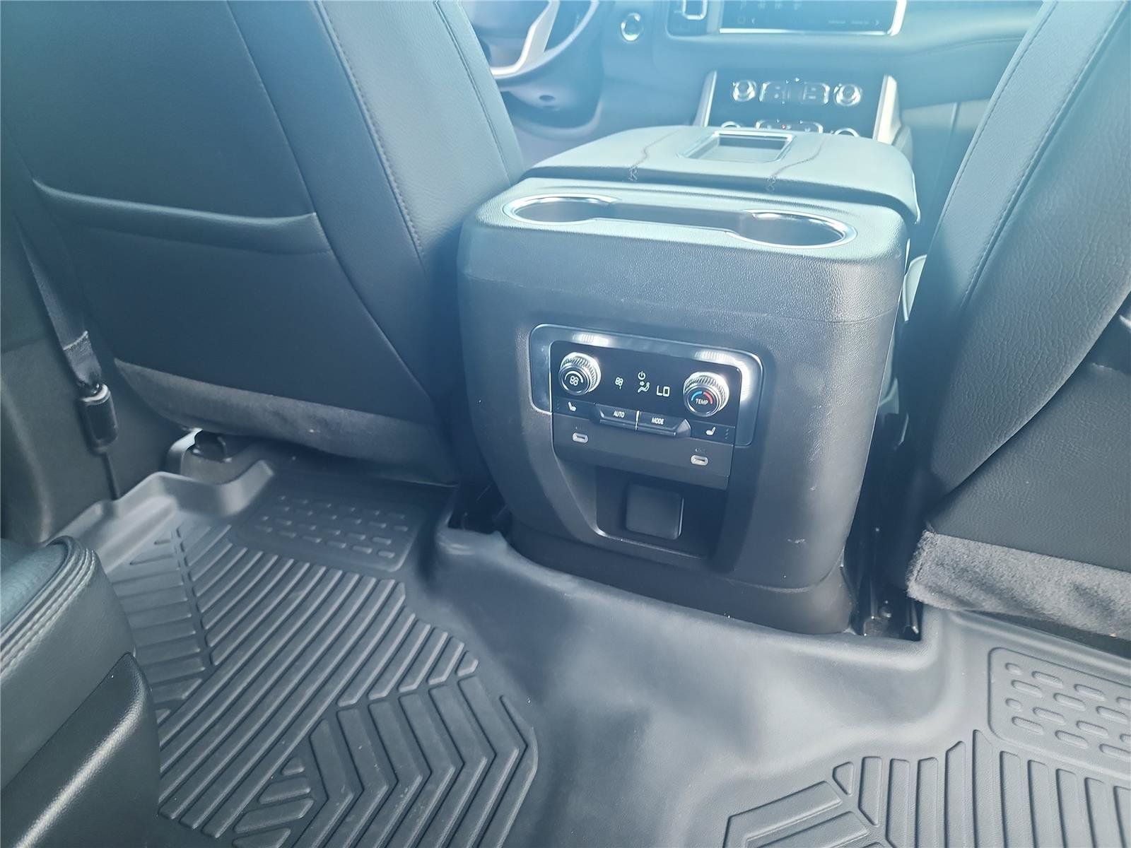 Used 2024 GMC Yukon XL Denali AWD/4WD image 28