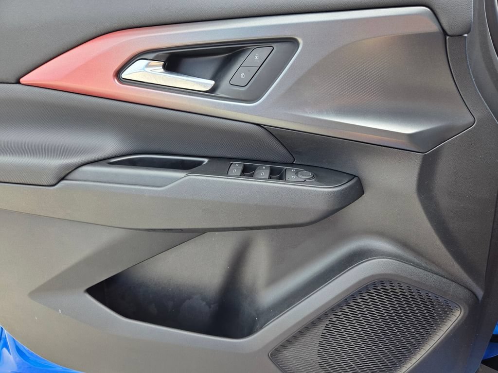 Used 2024 Chevrolet Equinox EV RS w/ LPO, Trailering Package FWD image 22