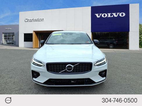 Certified 2022 Volvo S60 B5 R-Design image 8