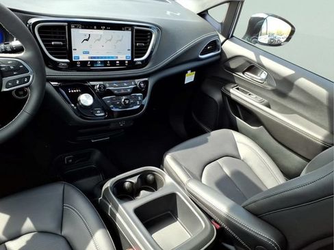 New 2026 Chrysler Pacifica Select AWD/4WD image 14