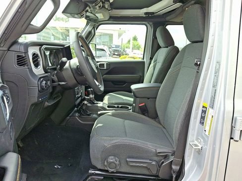 Used 2024 Jeep Wrangler Unlimited Sahara image 11