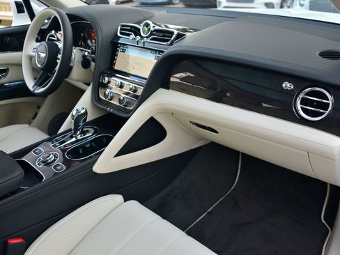 Used 2023 Bentley Bentayga AWD/4WD image 2