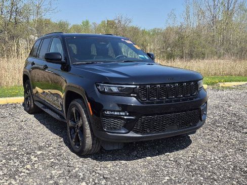 Used 2024 Jeep Grand Cherokee Limited w/ Luxury Tech Group II image 2