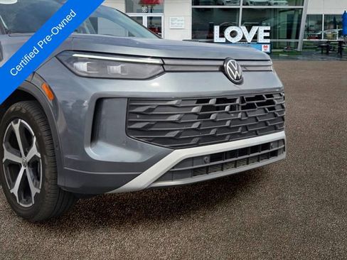 Certified 2025 Volkswagen Tiguan SE FWD image 8