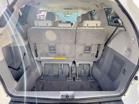 Used 2011 Toyota Sienna XLE w/ Premium Pkg image 11