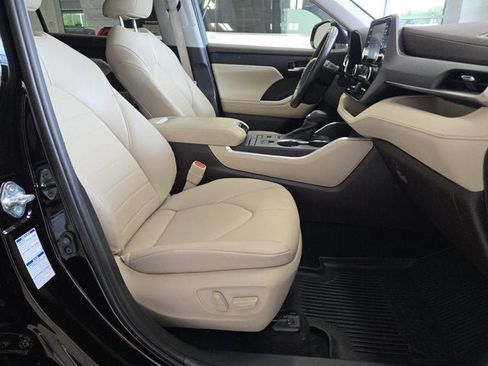 Used 2022 Toyota Highlander XLE AWD/4WD image 4