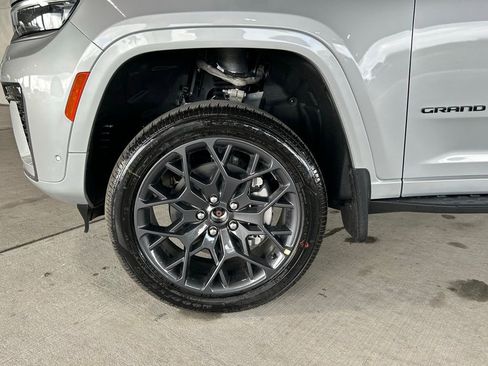 New 2026 Jeep Grand Cherokee L Summit w/ Obsidian Package AWD/4WD image 33