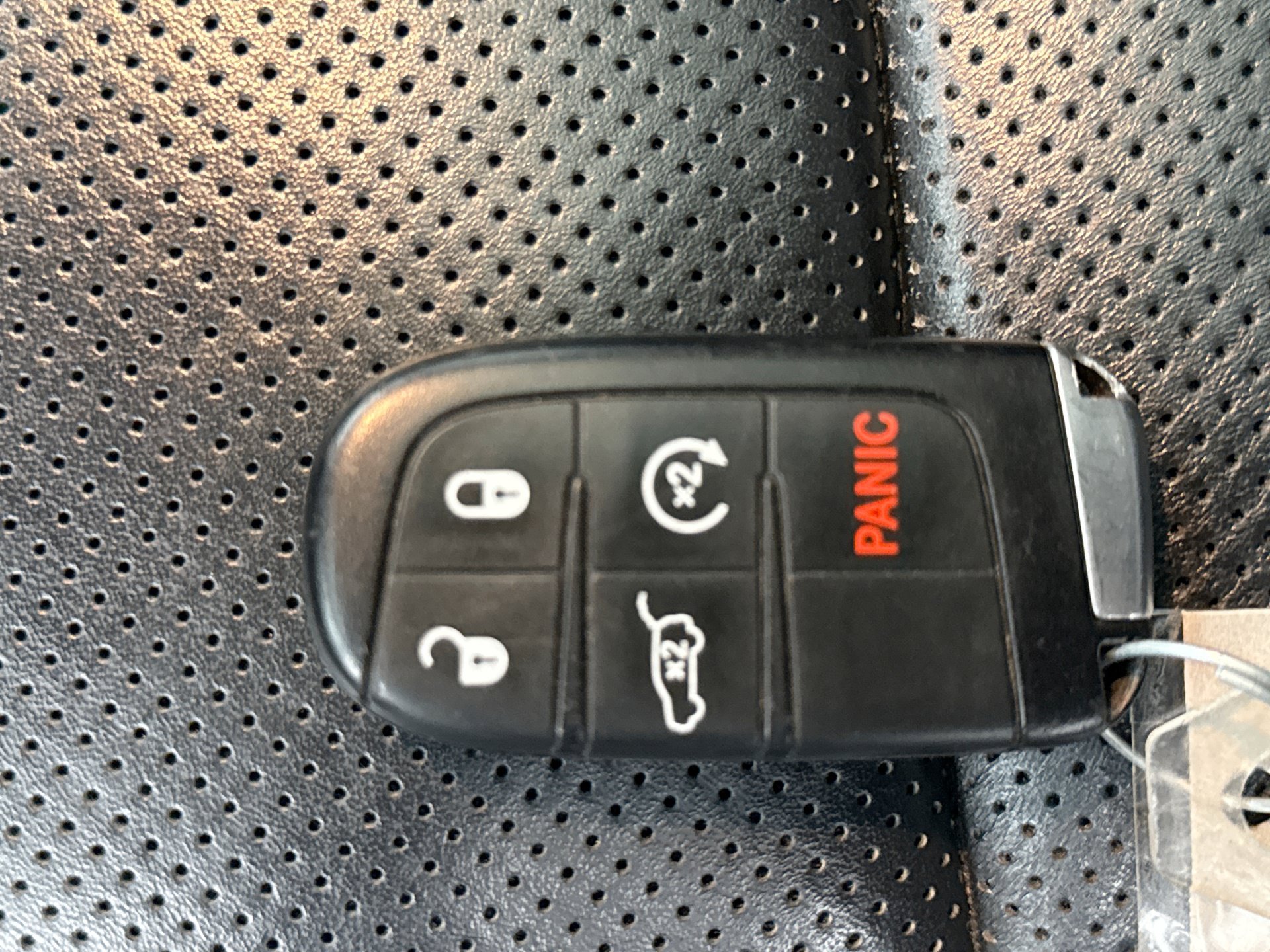 Used 2020 Jeep Grand Cherokee Overland AWD/4WD image 23