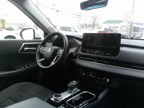 Used 2025 Mitsubishi Outlander SE image 24