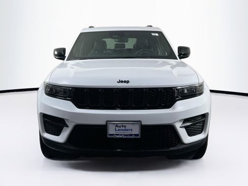 Used 2023 Jeep Grand Cherokee Altitude image 2