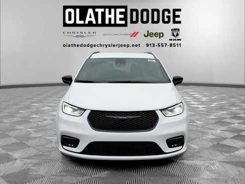 New 2026 Chrysler Pacifica Select image 10