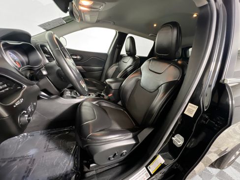 Used 2019 Jeep Cherokee Latitude Plus w/ Comfort/Convenience Group FWD image 15