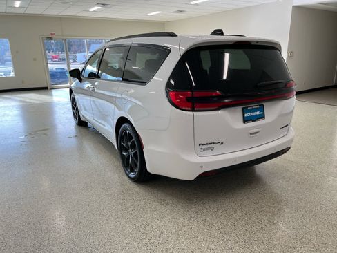 Used 2025 Chrysler Pacifica Limited image 8