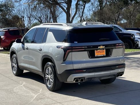 Used 2025 Chevrolet Traverse LT image 4