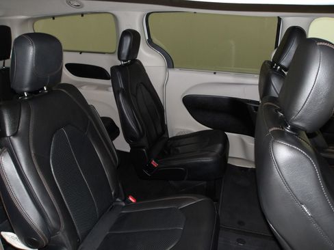 Used 2020 Chrysler Pacifica Touring-L FWD image 18
