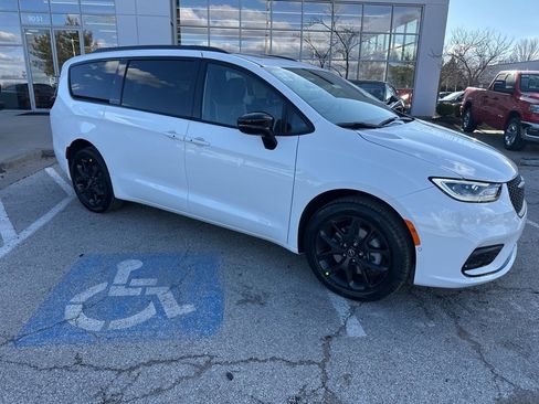 New 2026 Chrysler Pacifica Limited image 42