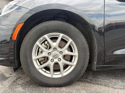 Used 2024 Chrysler Pacifica Touring-L FWD image 28