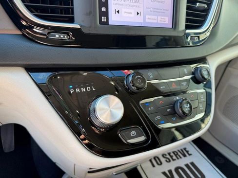 Used 2022 Chrysler Voyager LX image 32