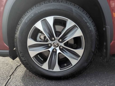 Used 2024 Toyota Highlander XLE FWD image 10