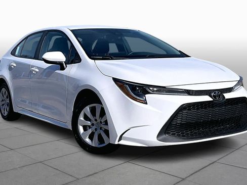 Used 2021 Toyota Corolla LE image 2