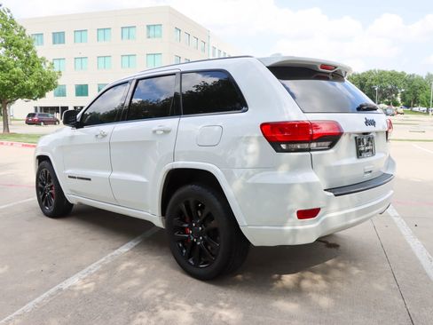 Used 2017 Jeep Grand Cherokee Altitude RWD image 5