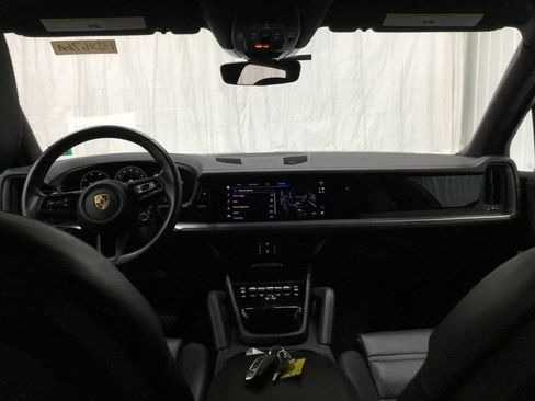Used 2024 Porsche Cayenne AWD/4WD image 37