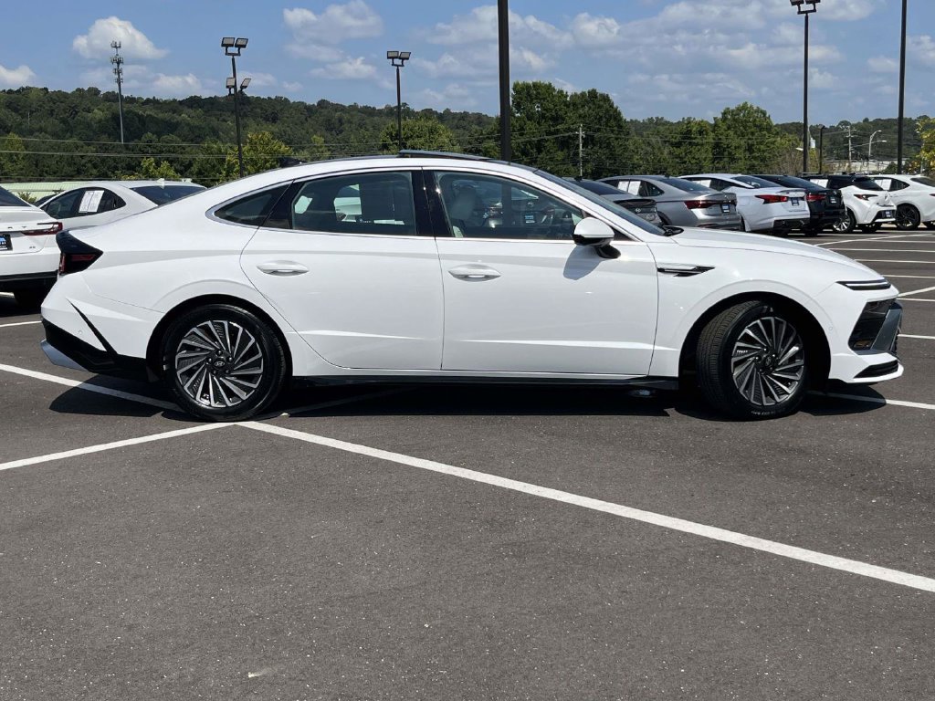 Certified 2025 Hyundai Sonata Limited FWD image 2