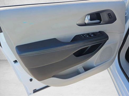 Used 2024 Chrysler Pacifica Touring-L image 13