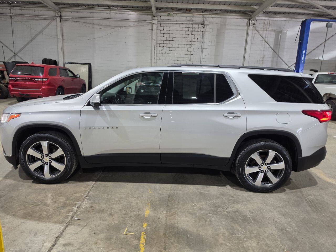 Used 2019 Chevrolet Traverse LT w/ LT Premium Package AWD/4WD image 5
