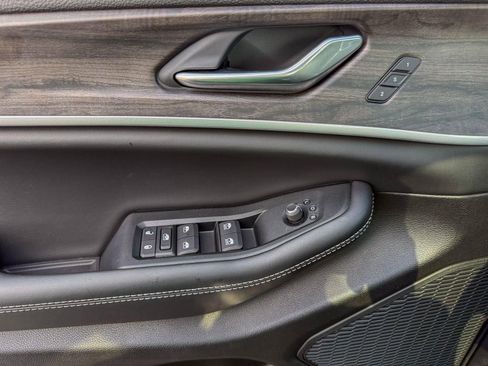 Used 2025 Jeep Grand Cherokee L Limited w/ Black Appearance Package image 19