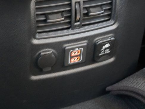 Used 2024 Nissan Titan SV w/ SV Convenience Package image 25