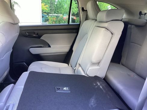 Used 2023 Toyota Highlander LE FWD image 4