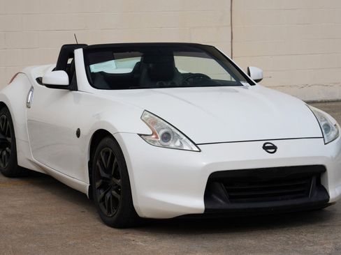 Used 2010 Nissan 370Z Touring RWD image 39