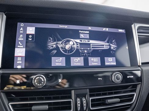 Certified 2023 Porsche Macan AWD/4WD image 25