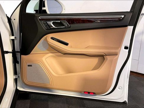 Certified 2024 Porsche Macan AWD/4WD image 26