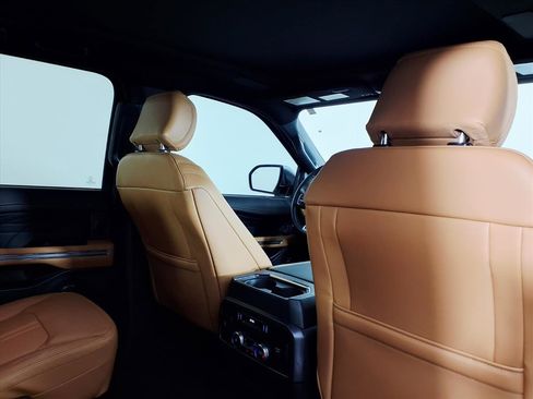 Used 2024 Ford Expedition Platinum image 12