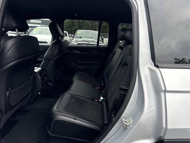 Used 2023 Jeep Grand Cherokee Altitude AWD/4WD image 8