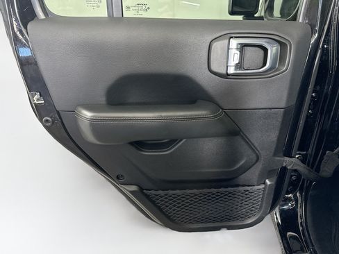 Used 2025 Jeep Wrangler Unlimited Sahara AWD/4WD image 24