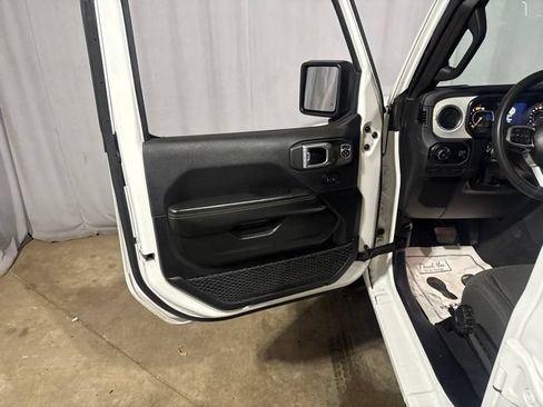 Used 2025 Jeep Wrangler Unlimited Sahara AWD/4WD image 2