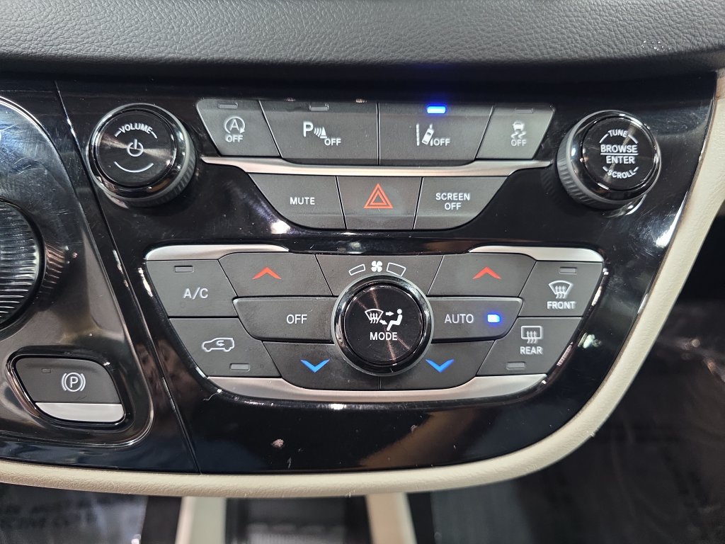 Used 2023 Chrysler Pacifica Touring-L FWD image 23