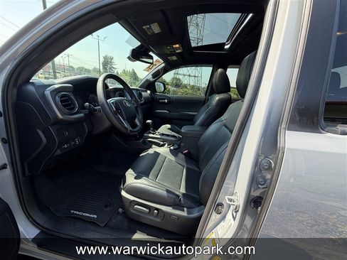 Used 2021 Toyota Tacoma TRD Sport w/ TRD Premium Sport Package AWD/4WD image 4