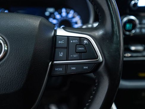 Used 2023 Toyota Highlander XLE AWD/4WD image 19