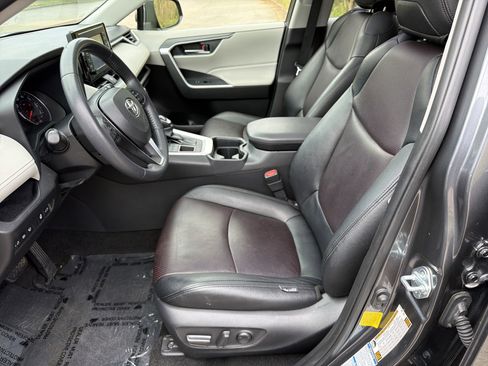 Used 2020 Toyota RAV4 XLE w/ Convenience Package AWD/4WD image 9