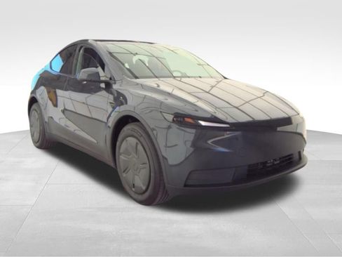 Used 2026 Tesla Model Y AWD image 8