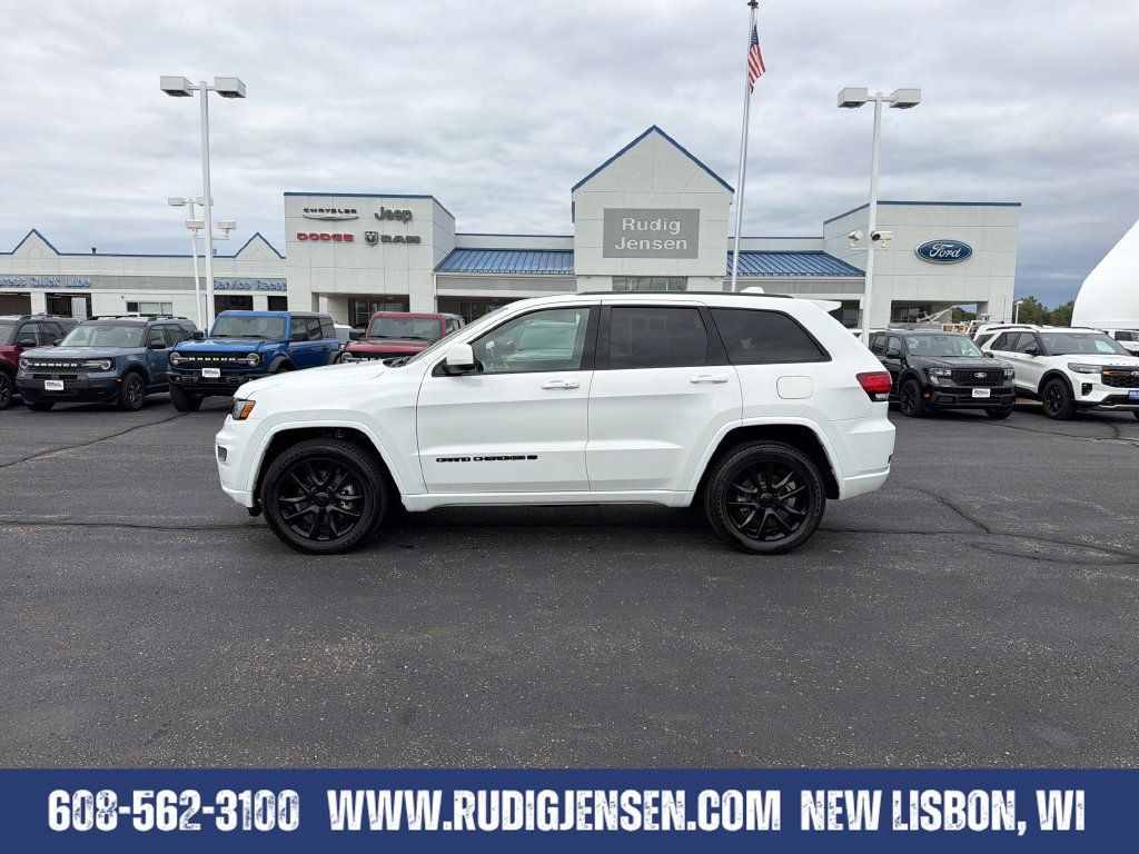 Used 2022 Jeep Grand Cherokee Laredo X AWD/4WD image 2