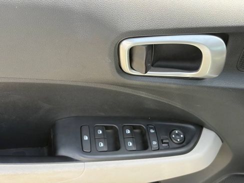 Used 2025 Hyundai Venue SEL FWD image 7