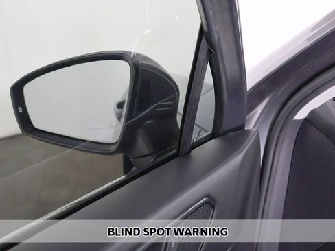 Used 2023 Volkswagen Tiguan SE w/ Panoramic Sunroof Package FWD image 5
